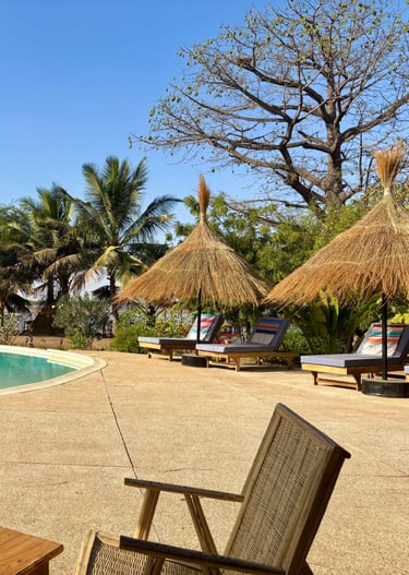 Vue de la piscine de l'hôtel de luxe Maison Fimela, situé dans le sine Saloum