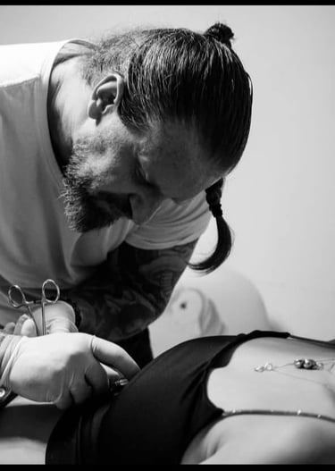 piercing au ventre d'une femme 