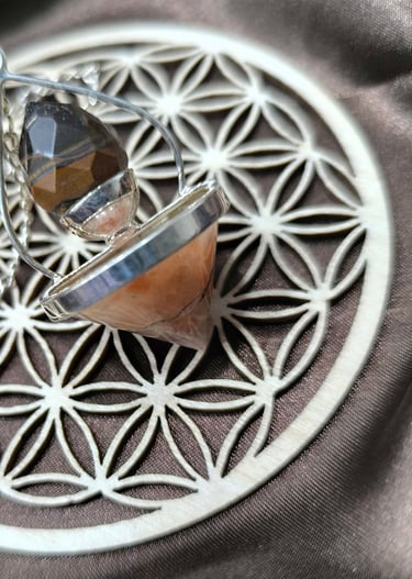 Oracles et pendules divinatoires pour guidance et intuition.