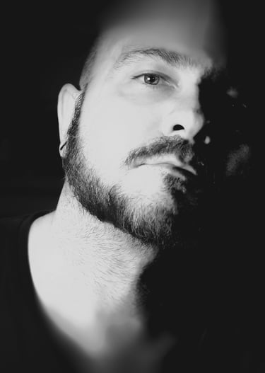 Retrato en blanco y negro del autor José Juan Navalón Gallego aka Abstrait.