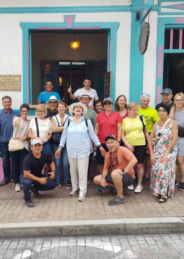 turistas extranjeros frente a la Casa museo y Restaurante El Hato de Evelio