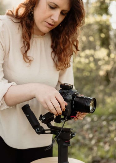 Vidéaste de mariage à saint malo installant son matériel avant le tournage