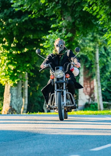 Personnage en moto sur une route dans les Fantômes du vendredi à Heilly