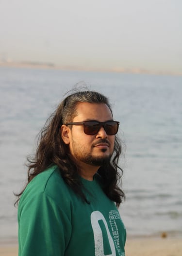 ध्यानपूर्ण मुद्रा में समुद्र की ओर देखते हुए एक व्यक्ति – आत्म-चिंतन और शांति की झलक