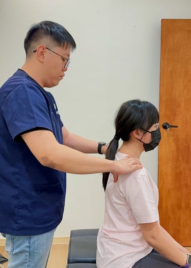 Chiropractor assessing patient’s posture during chiropractic treatment at Sinisana Chiropractic.