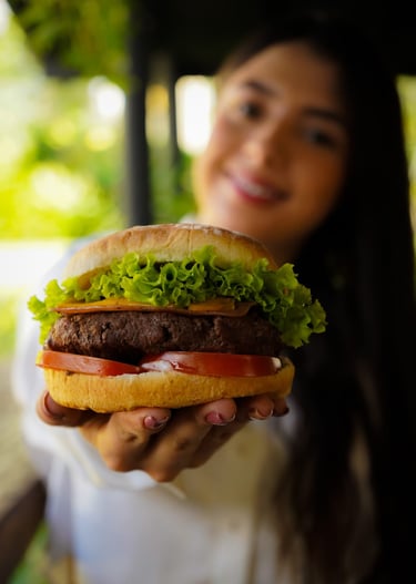 joven disfrutando de una Hamburguesa Artesanal con  200 gr  de carne Angus en Beer and Burger