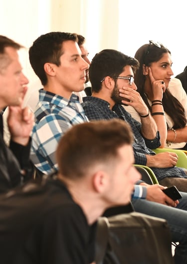 audiencia de gente joven sentada escuhando atentamente