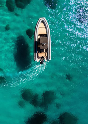 Noleggio gommone Cagliari SeaWater Phantom 260 con ampi spazi a bordo