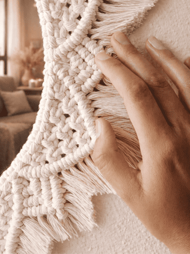 Decoración artesanal en macramé hecha a mano por Kaalm MX