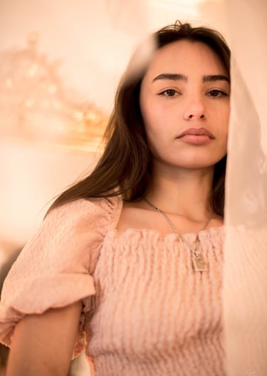 une jeune femme brune avec les cheveux et un collier