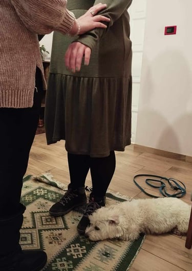 Kobieta wykonuje test mięśniowy drugiej kobiecie