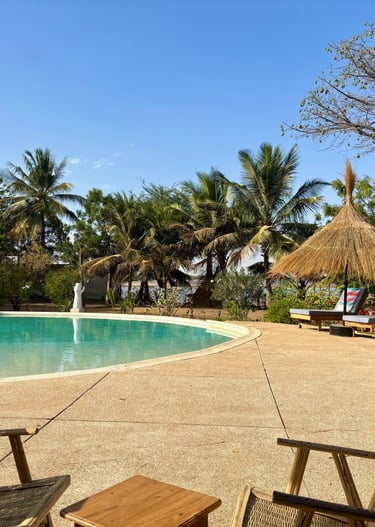 Vue de la piscine de l'hôtel de luxe Maison Fimela, situé dans le sine Saloum