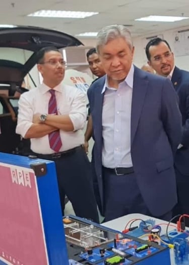 The ministry of education of Malaysia looking at the engineering kit