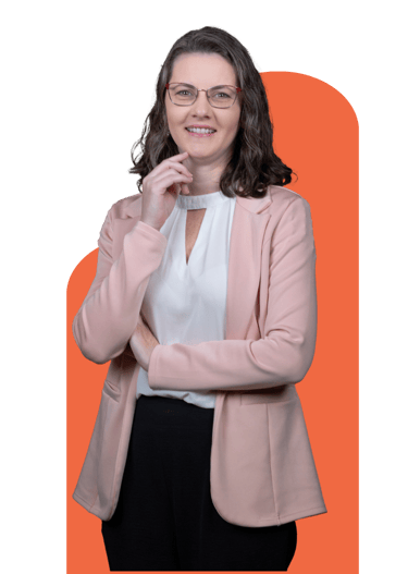 Consultora Michelli em um blazer rosa e óculos com um sorriso no rosto, diante de um fundo laranja.