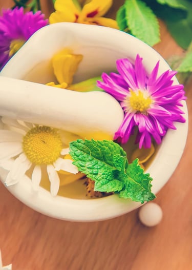 vijzel met bloem en homeopathische korrels