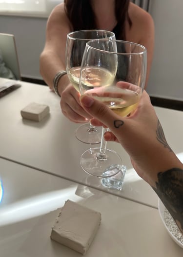 "Ambiente relajado con copas de vino y velas en Ethereal."