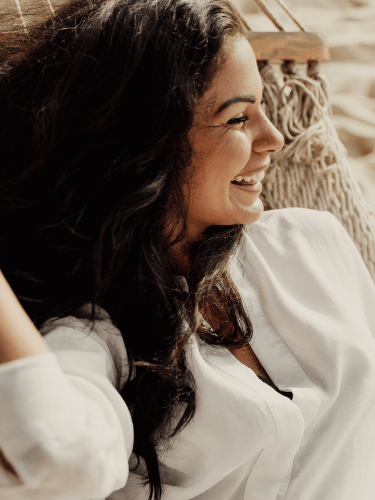 femme avec sa vie épanouie, libère son pouvoir intérieur, ressens du bien-être