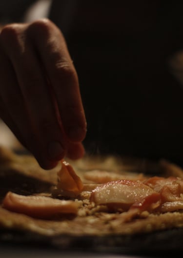 Gros plan sur la préparation d'une crêpe