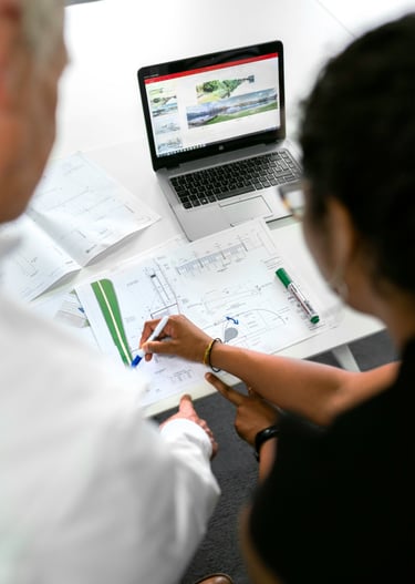 Equipe da VECapital reunida em ambiente corporativo discutindo estratégias de avaliação