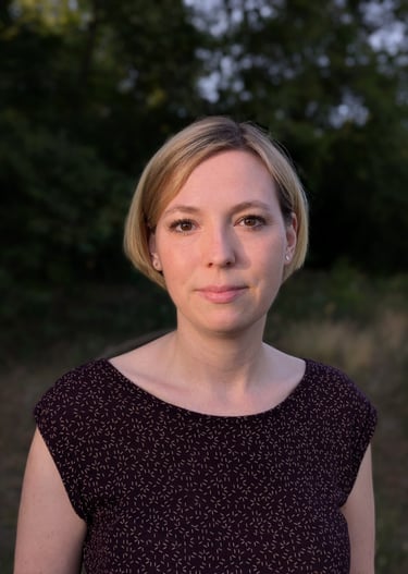 Trauerrednerin Maike Kreusch in der Natur mit Bäumen in Falkensee