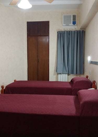 Una habitación con dos camas individuales