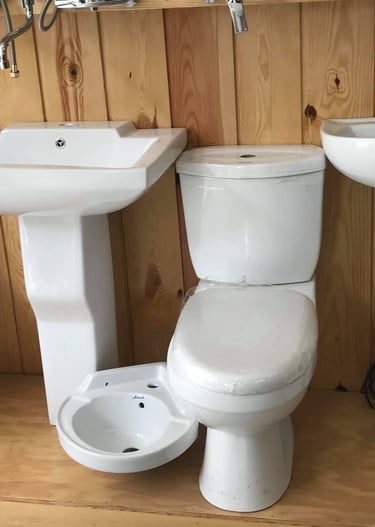 nécessaire de salle de bain pret pour installation dans les toilettes d'une entreprise de Yaoundé
