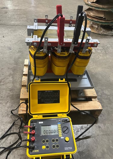 transformador trifásico en prueba de micrómetro