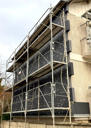 Chantier pose isolant sur façade Aube avec échaufaudage