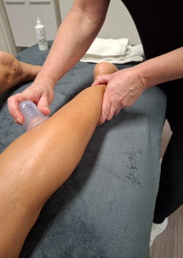 Cupping op de kuit voor pijn en spierspanningsverlichting als onderdeel van therapeutische massage
