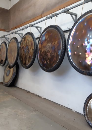 Gongs in einer Wongwerkstatt