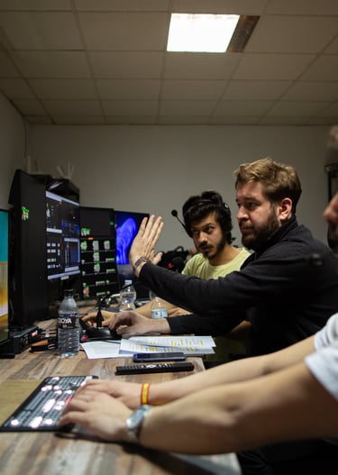 Nuestro equipo de producción trabaja intensamente en nuestro equipado control room.