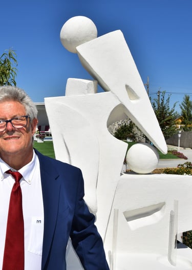 Miguel García Yebra junto a una de sus esculturas de gran formato