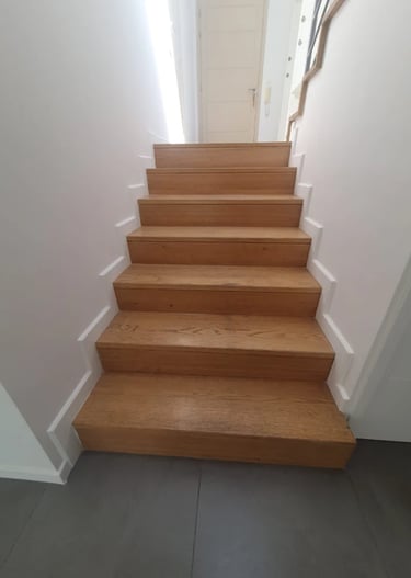 un escalier à battants avec un escalier en bois