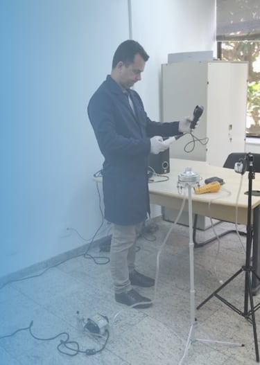 Profissionais do Laboratório AMB realizando análises laboratoriais em ambiente técnico equipado