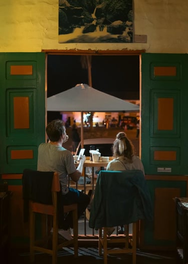 Interior del restaurante Parrilla y Vinos Juan Esteban en Salento, con vista al parque principal