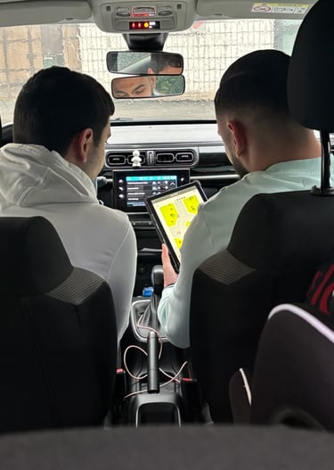 deux personnes dans une voiture