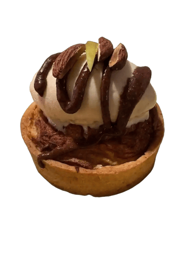 POMMES CUITES À LA CANNELLE, CRÈME D'AMANDES, GLACE AU CARAMEL SALÉ ET PRALINÉ AUX AMANDES ET AUX NOISETTES