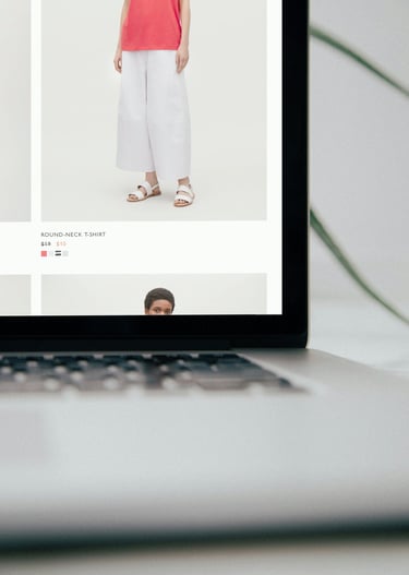 Online shopping for clothing with consumer advice and product reviews guiding purchase decisions on
