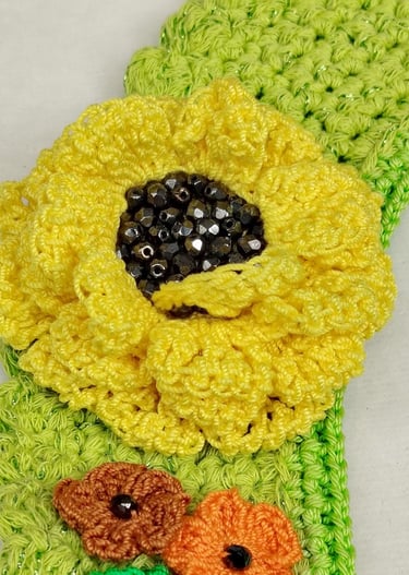 fleur jaune crocheté avec des perles pour le cœur