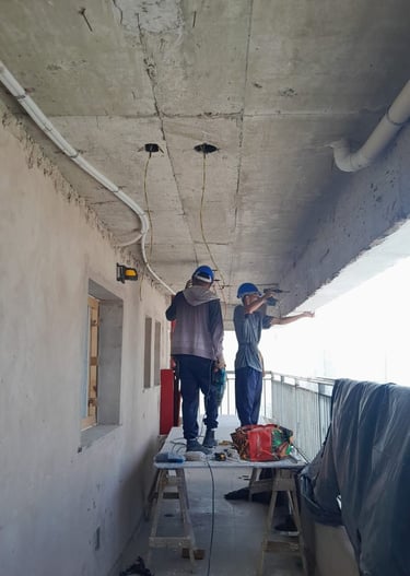 Equipe trabalhando com instalação do forro Drywall