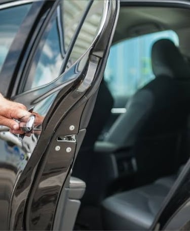 Chauffeur privé qui ouvre la porte