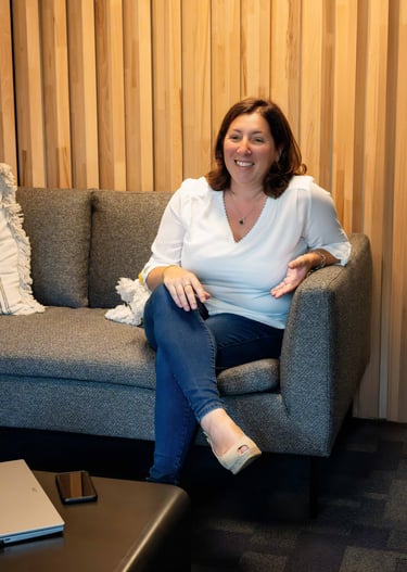 Consultant d'Avenir Éclairé Consulting en train de discuter avec un client lors lors d'un rdv