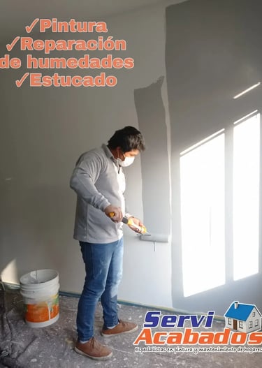 "Un profesional de Serviacabados aplicando pintura en una pared interior, pintura de casas  