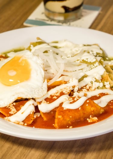 Chilaquiles divorciados con huevo estrellado tierno