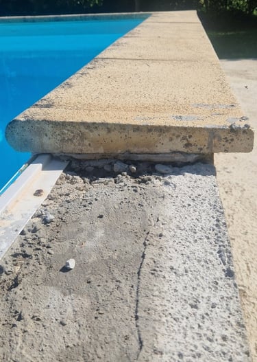 Remplacement et nettoyage de margelles de piscine.