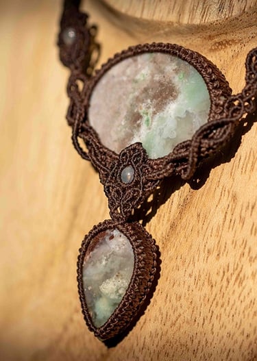 collier micromacramé, pierre de couleur verte, aquaprase, fil marron Linhasita, artisanat français, fait main