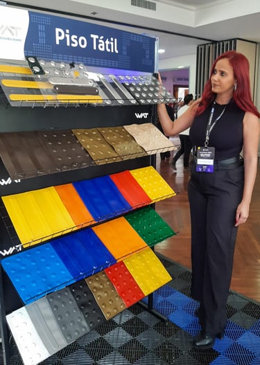 Jessica mostrando os diferentes piso táteis