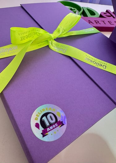 Caixa Cartonada personalizada criada pela Delinear Artes Visuais para comemoração de dez anos
