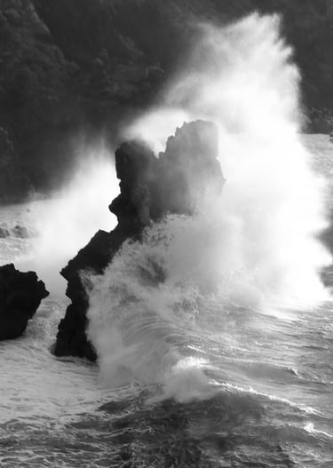 Onda che si infrange sugli scogli a Salina, Isole Eolie