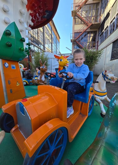 meisje op draaimolen